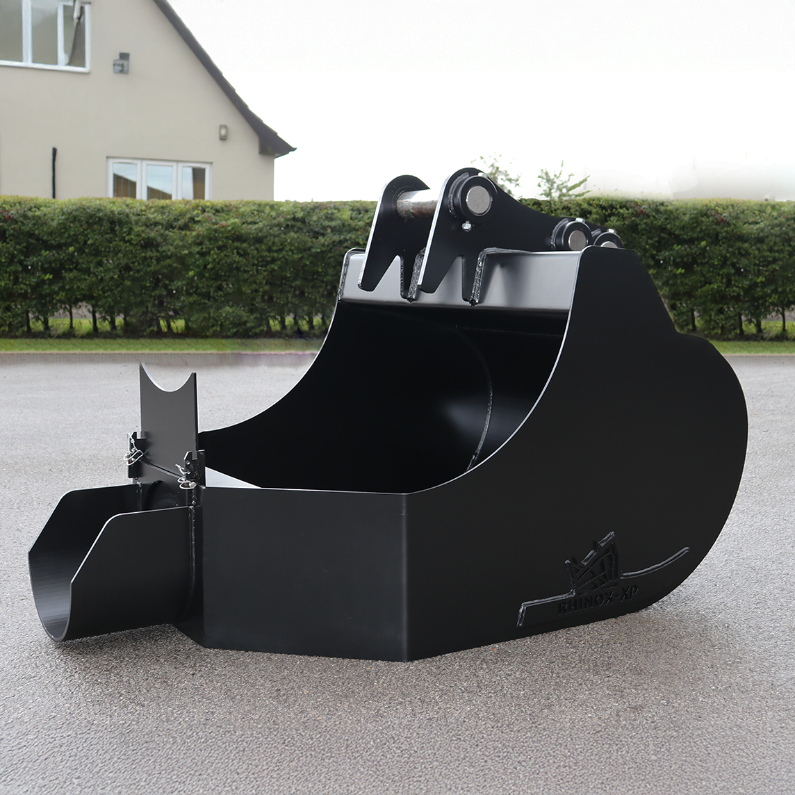 Komatsu PC210LCi-11 Concrete Pouring Bucket - Lifestyle Image 1