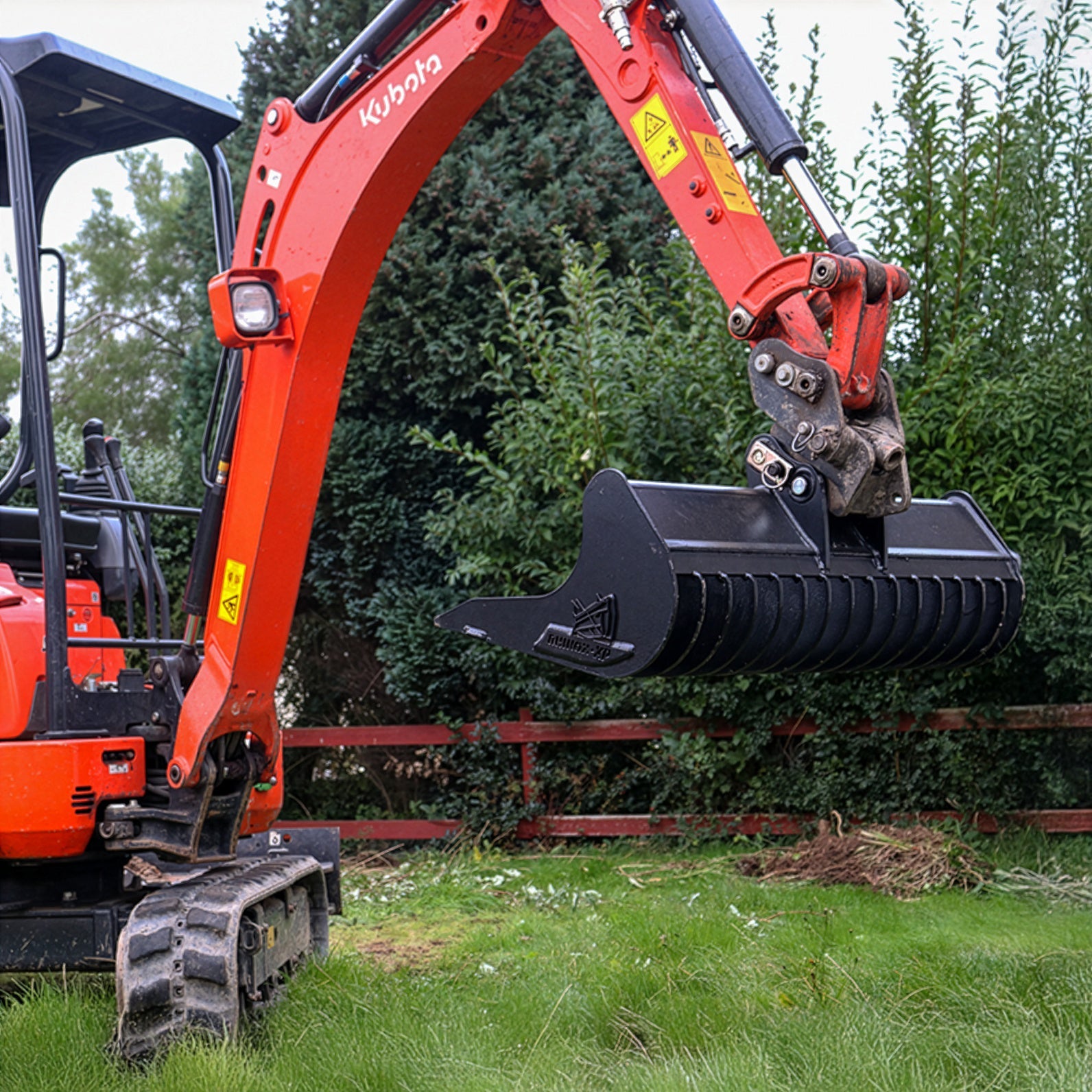 CAT 302.2 Rake Riddle Bucket 48" / 1200mm Lifestyle 1